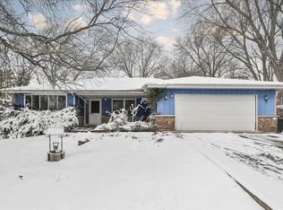 1326 Summit Dr, Schaumburg, IL