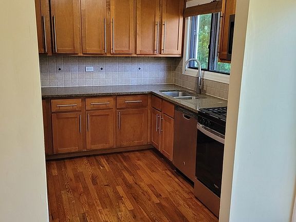 2nd image of 1013 Bayside Dr #T