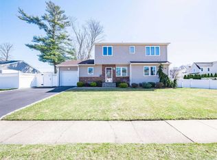 19 Steven St, Plainview, NY 11803