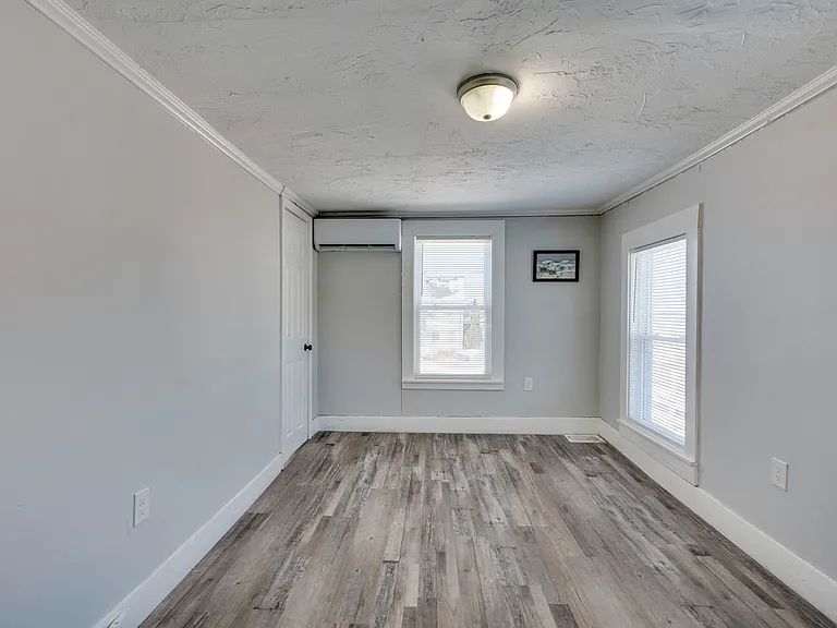 96 Pleasant St — Photo 24