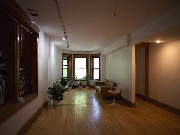 2nd image of 1308 N Hoyne Ave