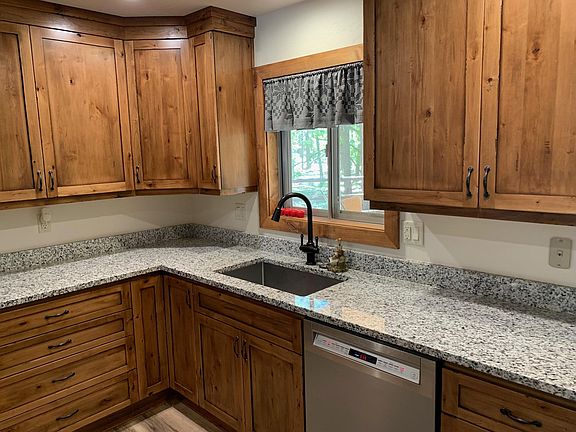 Kitchen - Stainless steel appliances; dual fuel Bosch range; Bosch dishwasher; granite counter tops; custom cabinetry.