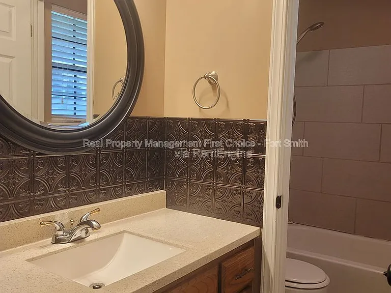 306 Elfen Glen St — Photo 16