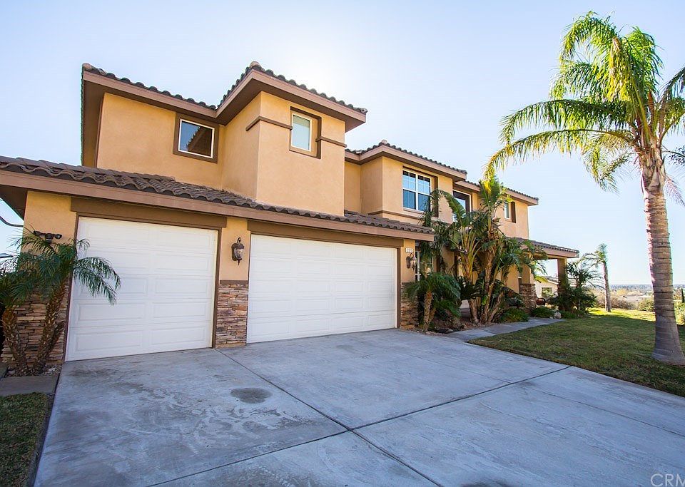 1st image of 5925 N Acacia Ct