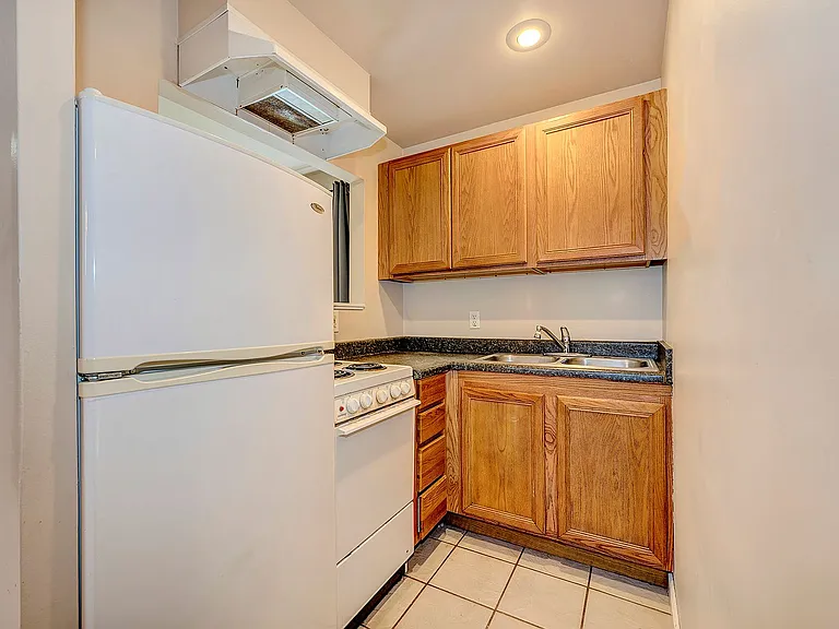 800 NE 40th St #800 — Photo 1