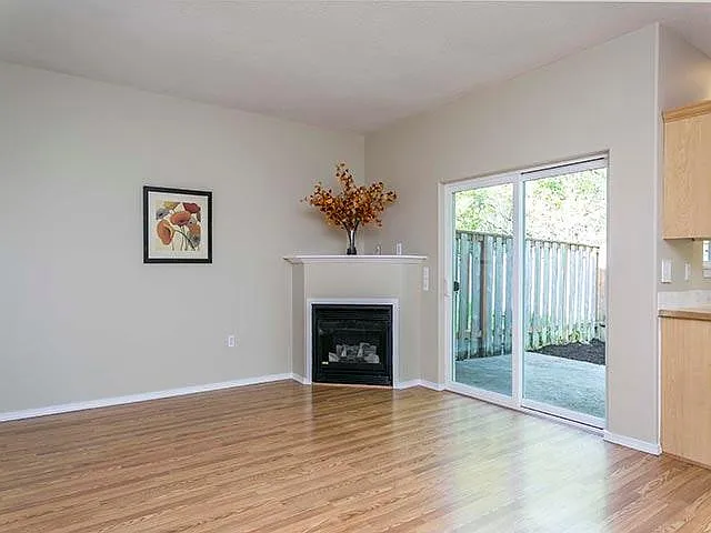 3 bed, 2.5 bath, 1381 sqft, $2,200 — Photo 2