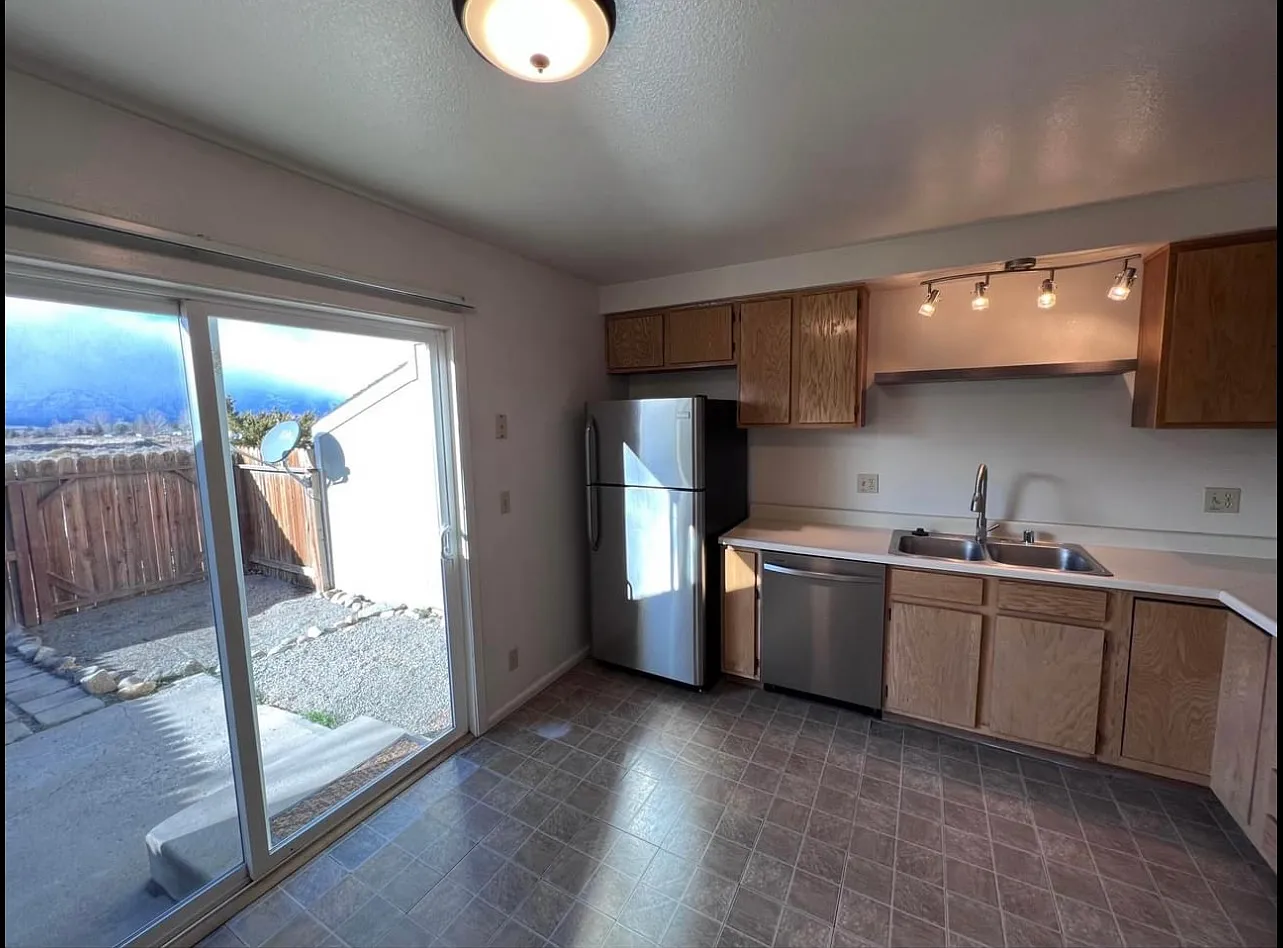 2 bed, 1.5 bath, 864 sqft, $1,800 — Photo 2