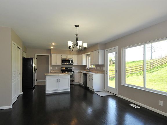 5th image of 128 Lake Park Dr