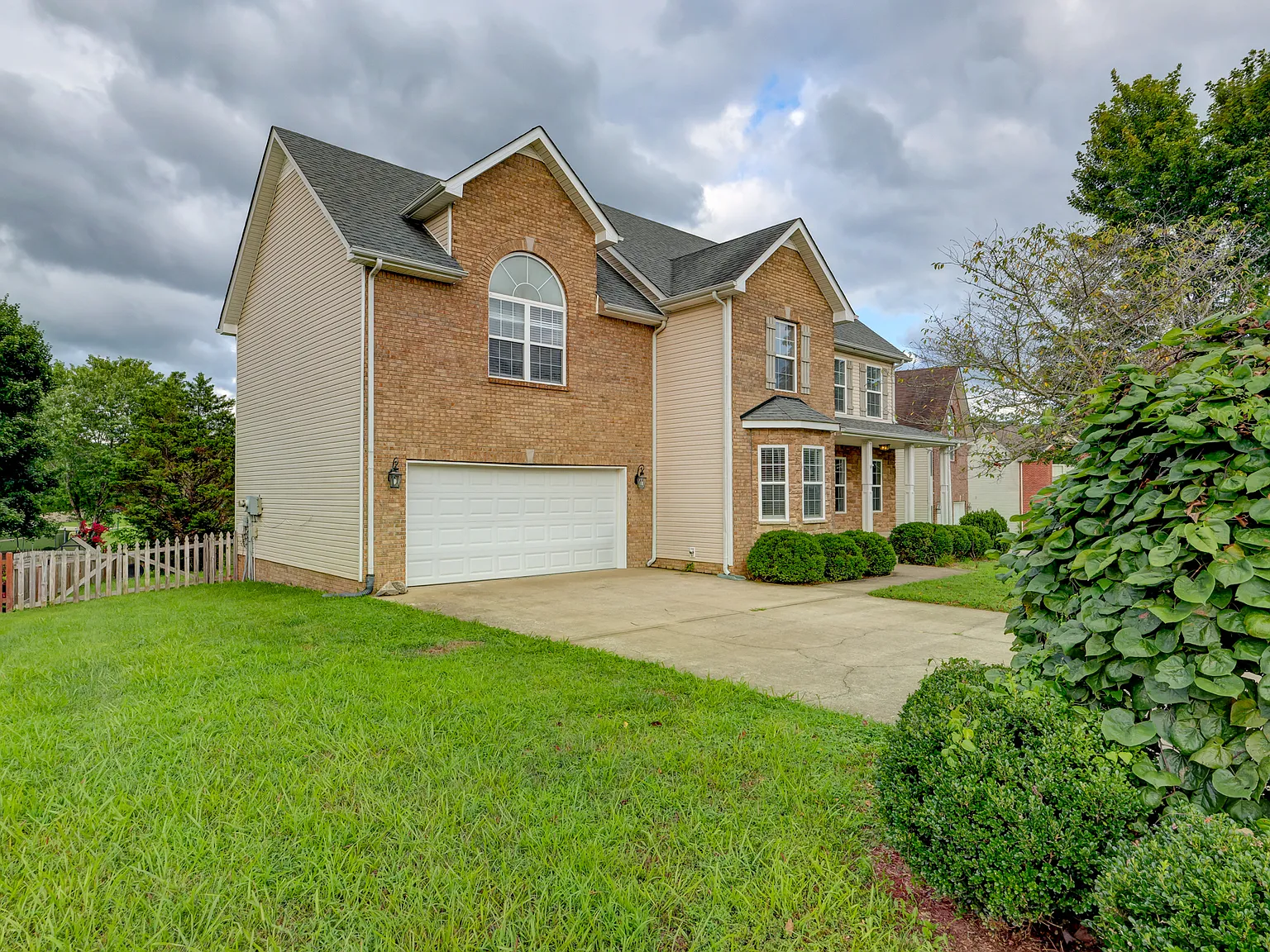 3 bed, 2.5 bath, 2555 sqft, $2,200 — Photo 2
