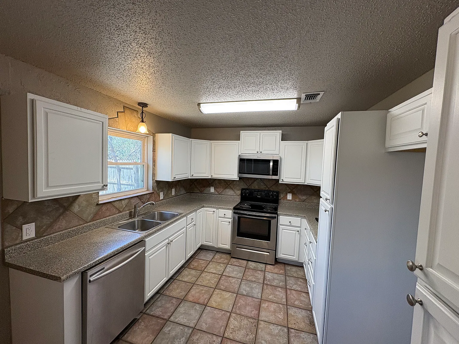 4 bed, 1434 sqft, $1,950 — Photo 3