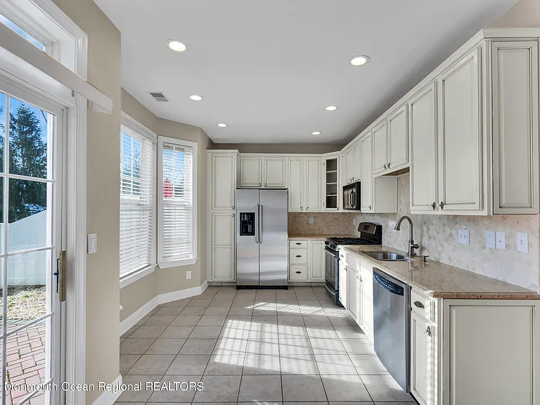 143 Shinnecock Dr — Photo 12