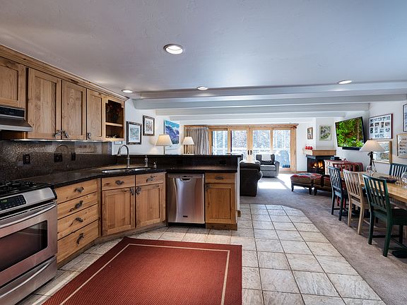 4th image of 390 E Lionshead Cir #101