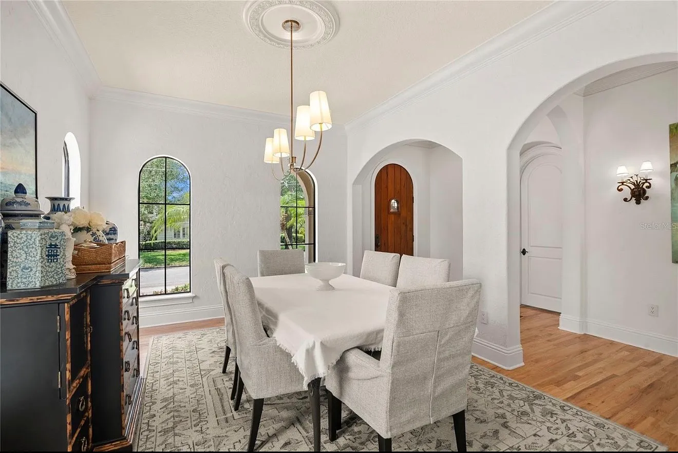 1306 Oakley St — Photo 4