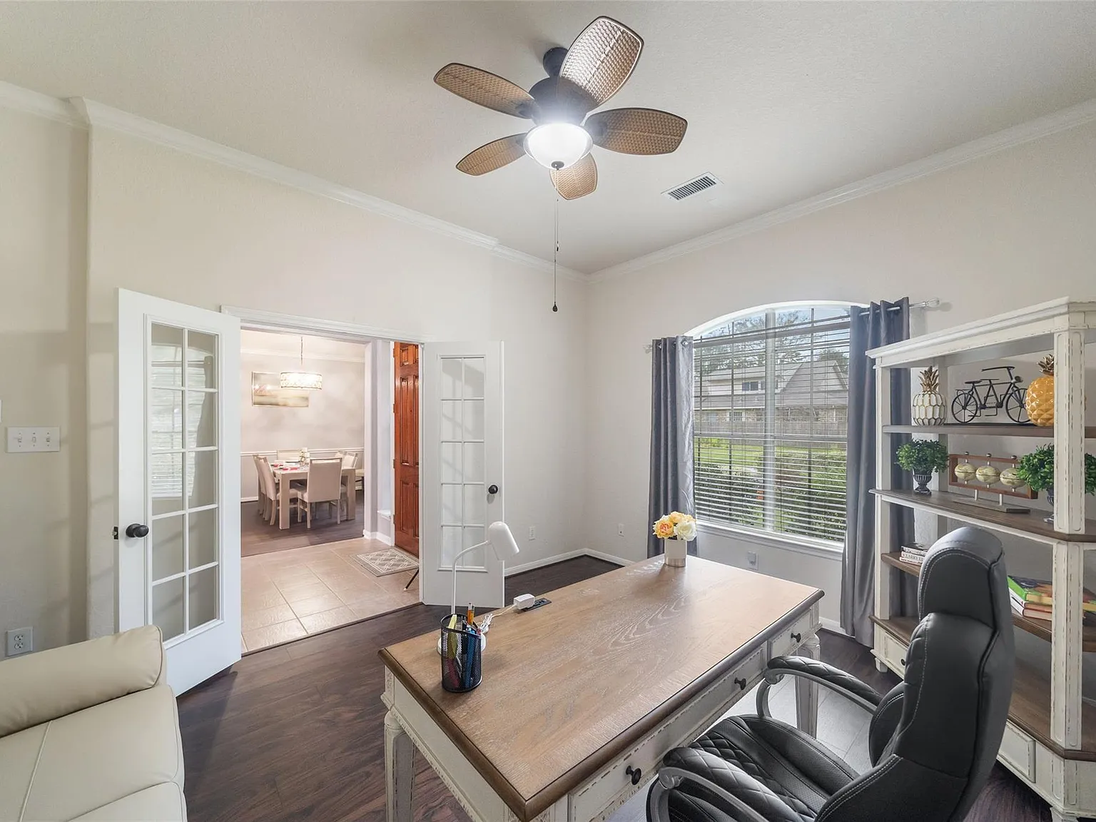 4 bed, 2.5 bath, 2520 sqft, $4,300 — Photo 3