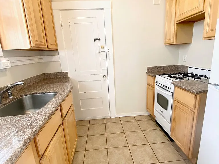 961 Pine St — Photo 5