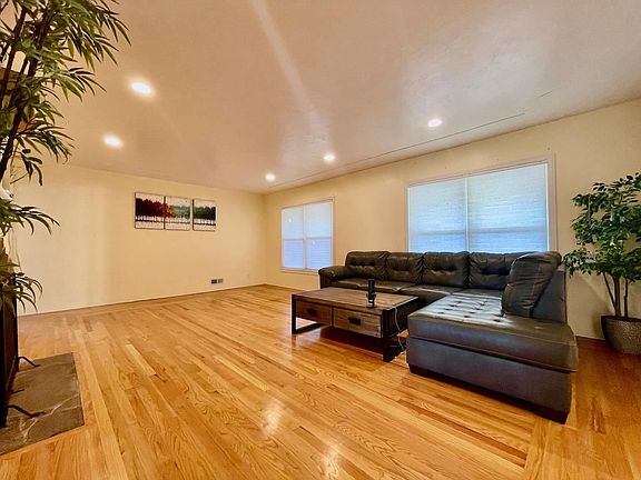 5th image of 224 Bellerose Dr