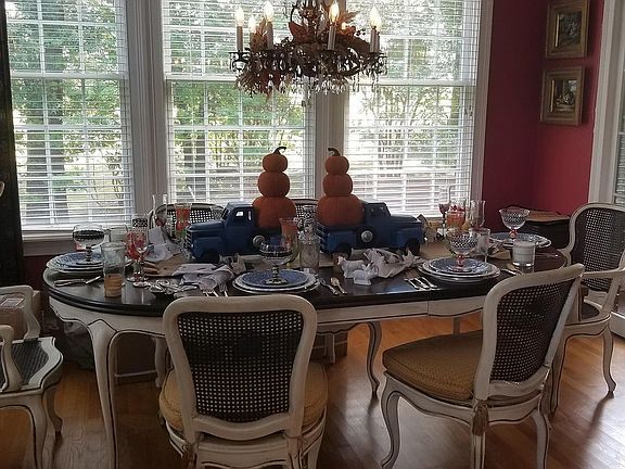 Eat-in kitchen dining room.