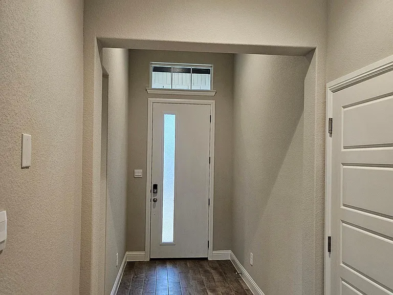 Wide Foyer/Entrance