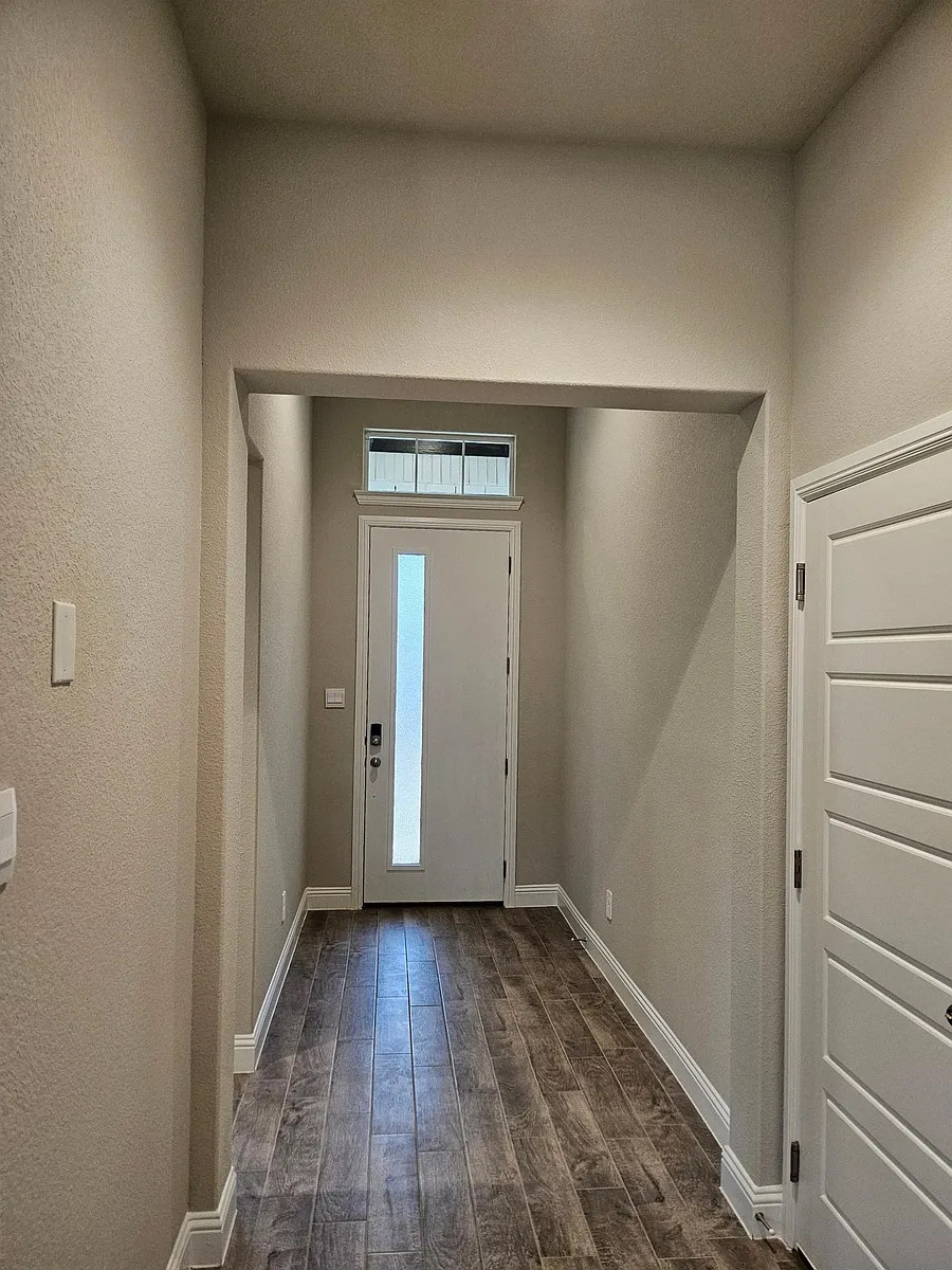 Wide Foyer/Entrance - 1512 Woodpecker St