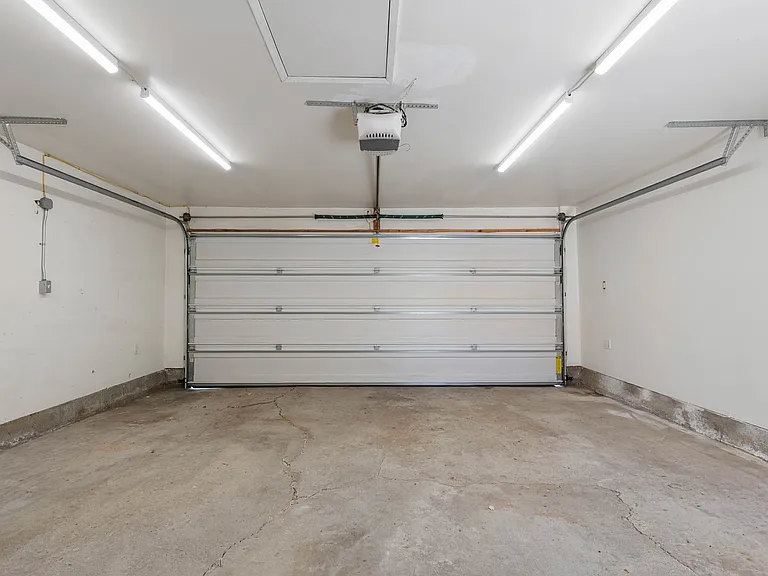 17453 Burbank Blvd — Photo 28