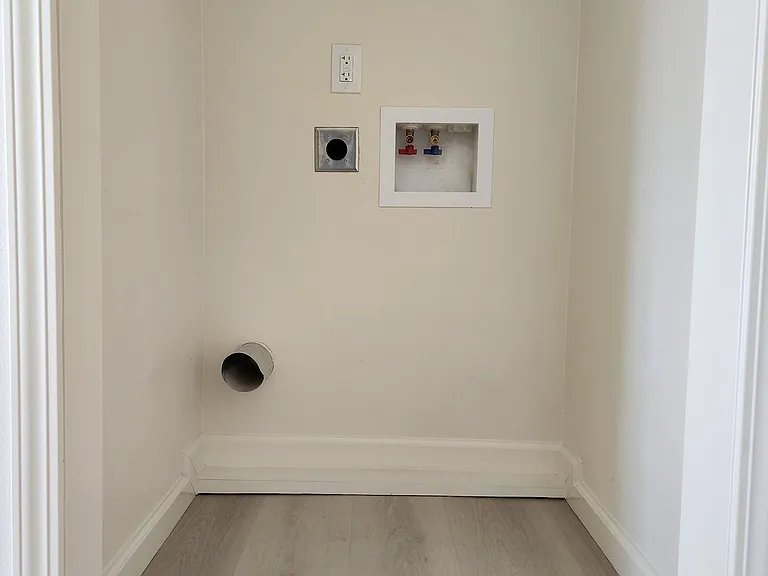 712 S Orange St — Photo 5