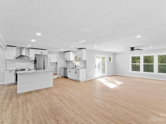 3rd image of 138 Lenhaven Trl