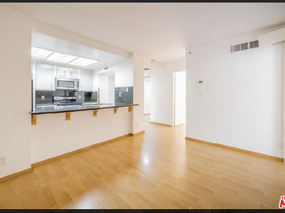 4th image of 600 W 9th St APT 212