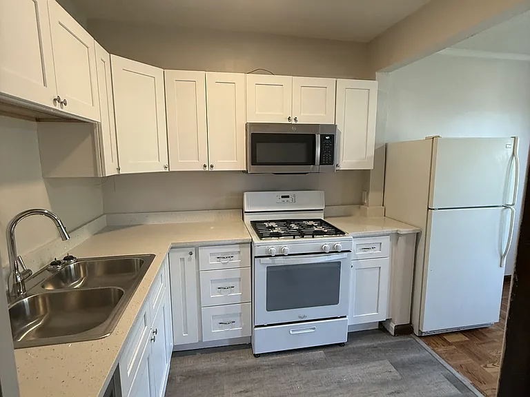 211 S 37th St #204 — Photo 2