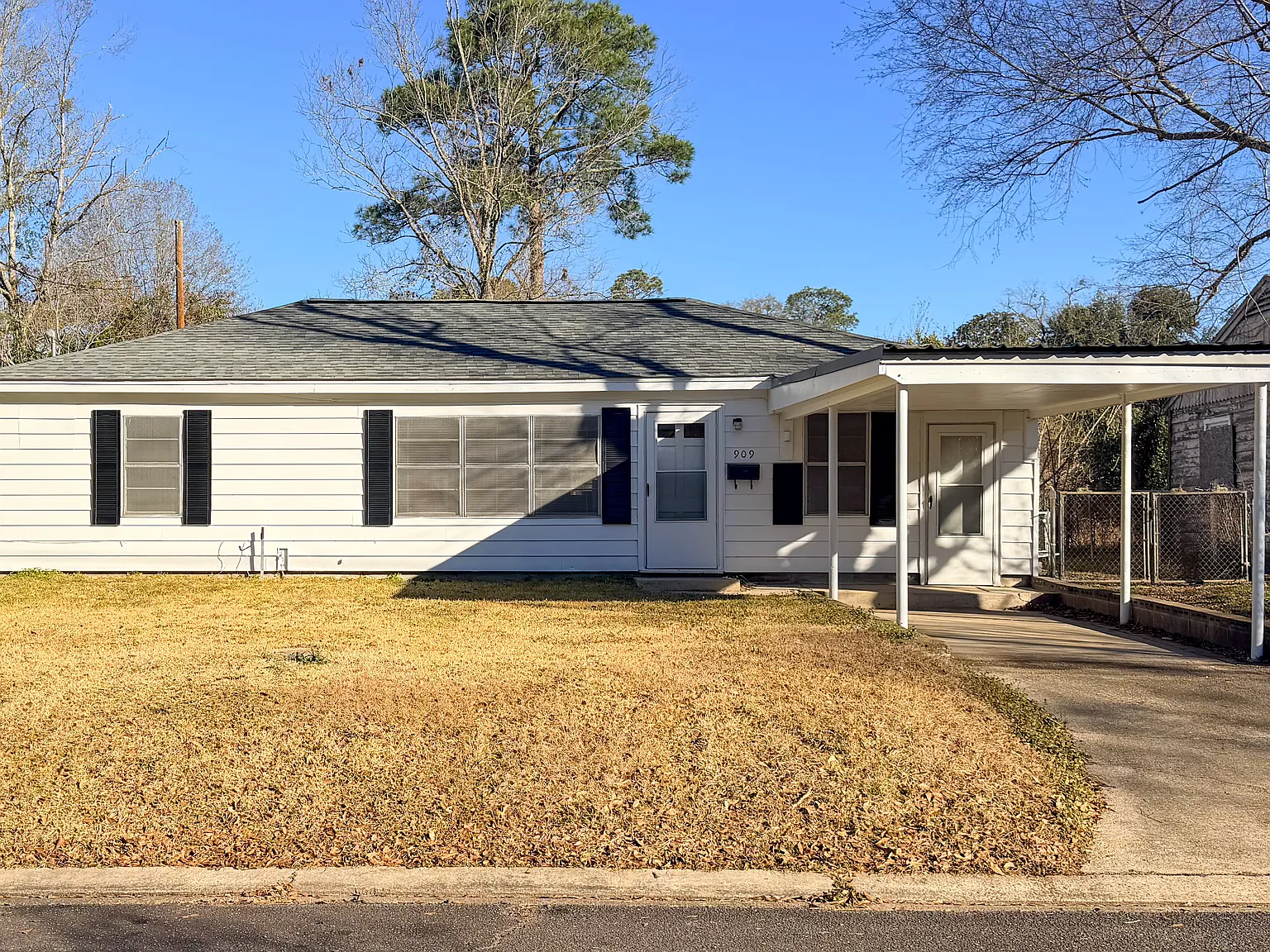 3 bed, $1,250 — Photo 1