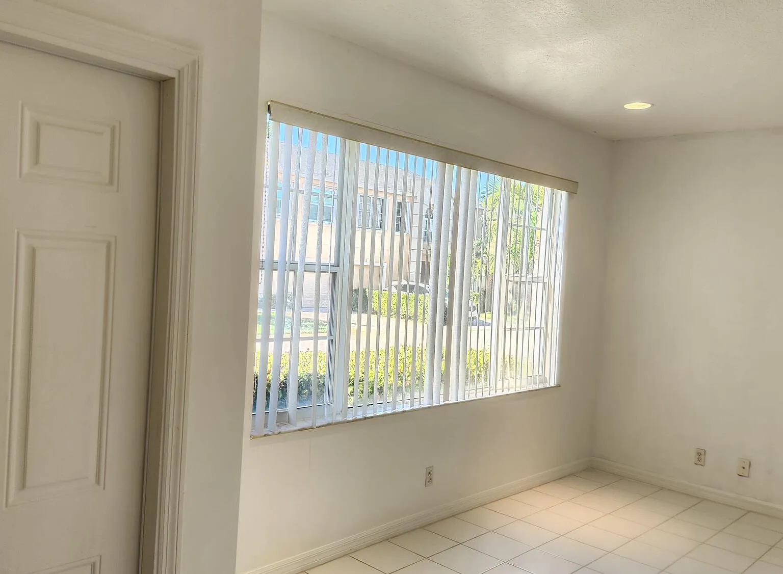 3 bed, 2.5 bath, 1415 sqft, $3,200 — Photo 3