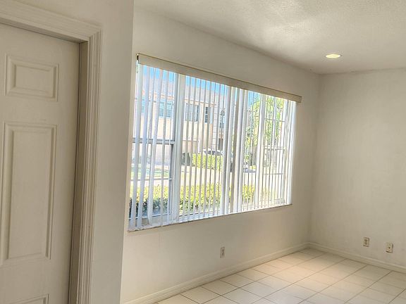 3rd image of 271 Live Oak Ln