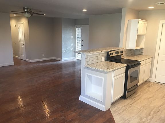 2nd image of 905 E Martin Ln
