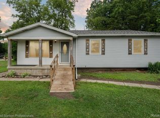 326 East St, Holly, MI 48442
