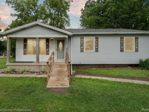 326 East St, Holly, MI 48442