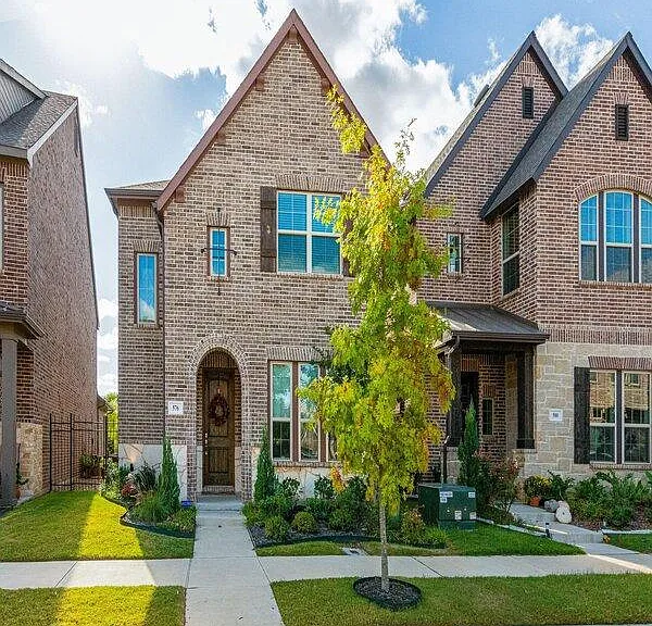 576 Courtyard Ln — Photo 2