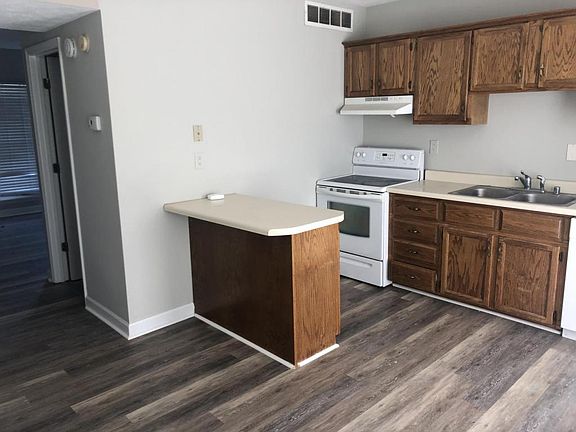3rd image of 102 Woodview Dr