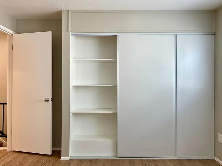 Built-in shelfs in the closet