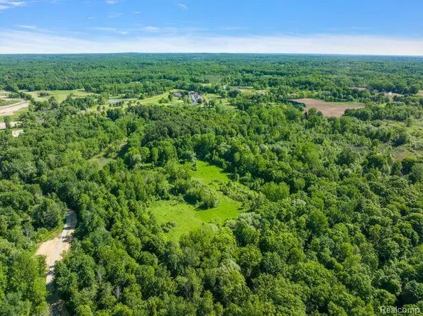 1039 Stoney Creek Rd, Oakland, MI 48363