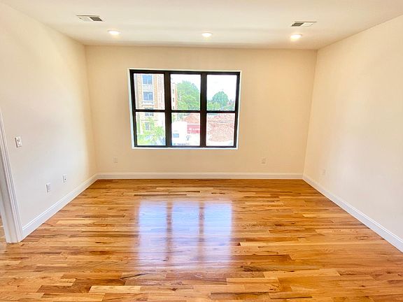 5th image of 105 N Walnut St #401