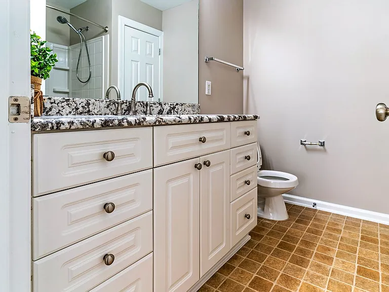 208 Sir William Ln — Photo 18