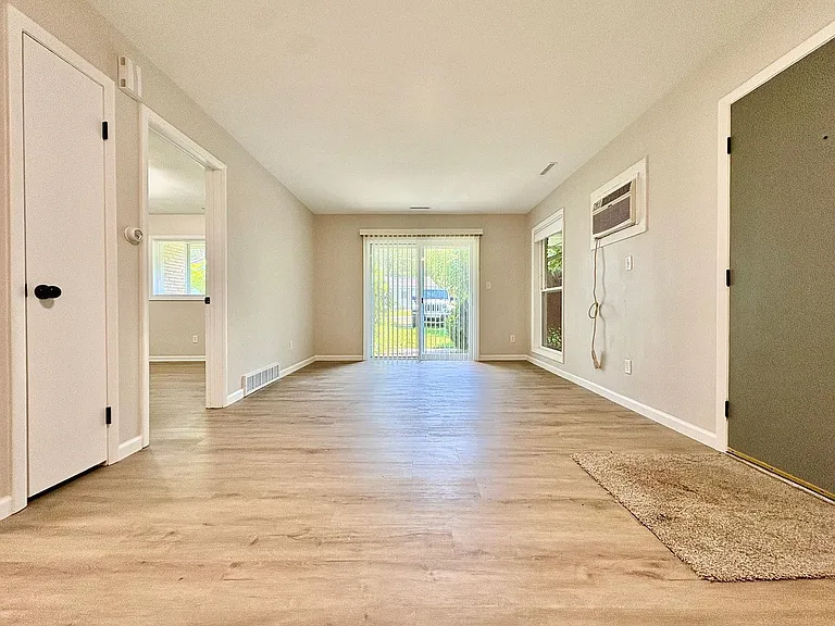1609 Lincolnway W — Photo 4