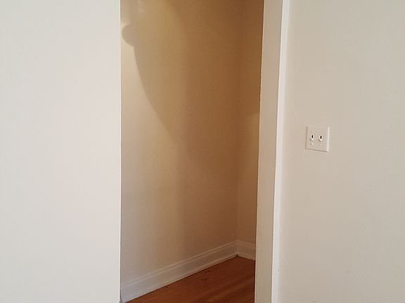 Entryway with buzzer for door