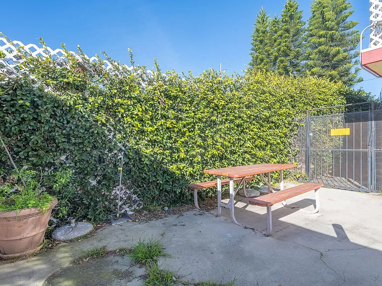 11143 S. Inglewood Ave. — Photo 15
