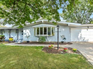 105 Sharon Ln, North Aurora, IL 60542