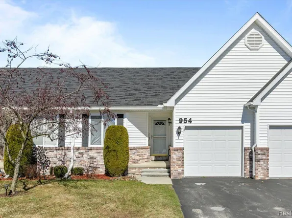 954 Lighthouse Dr, Marysville, MI 48040