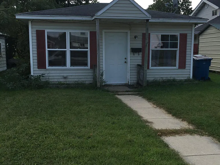 917 Forest Ave — Photo 1