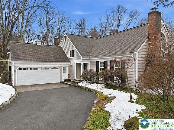 5th image of 128 Stoneleigh Dr