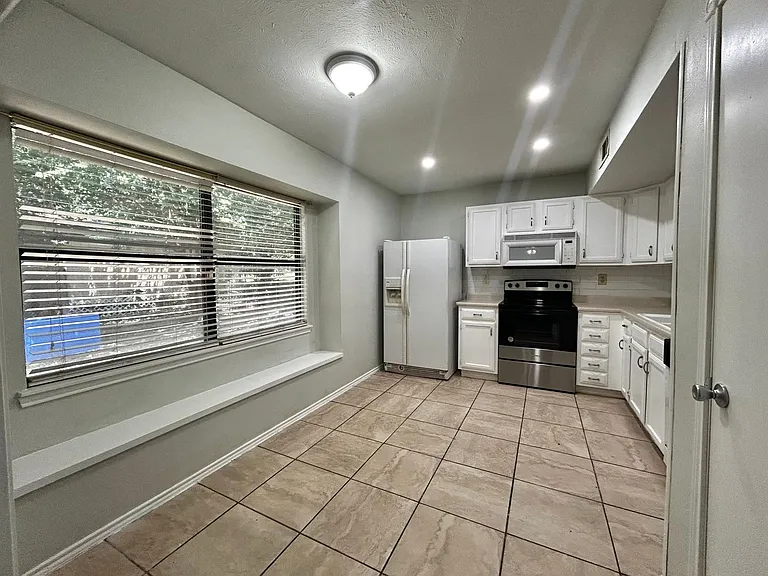 4205 Greencrest Dr — Photo 9