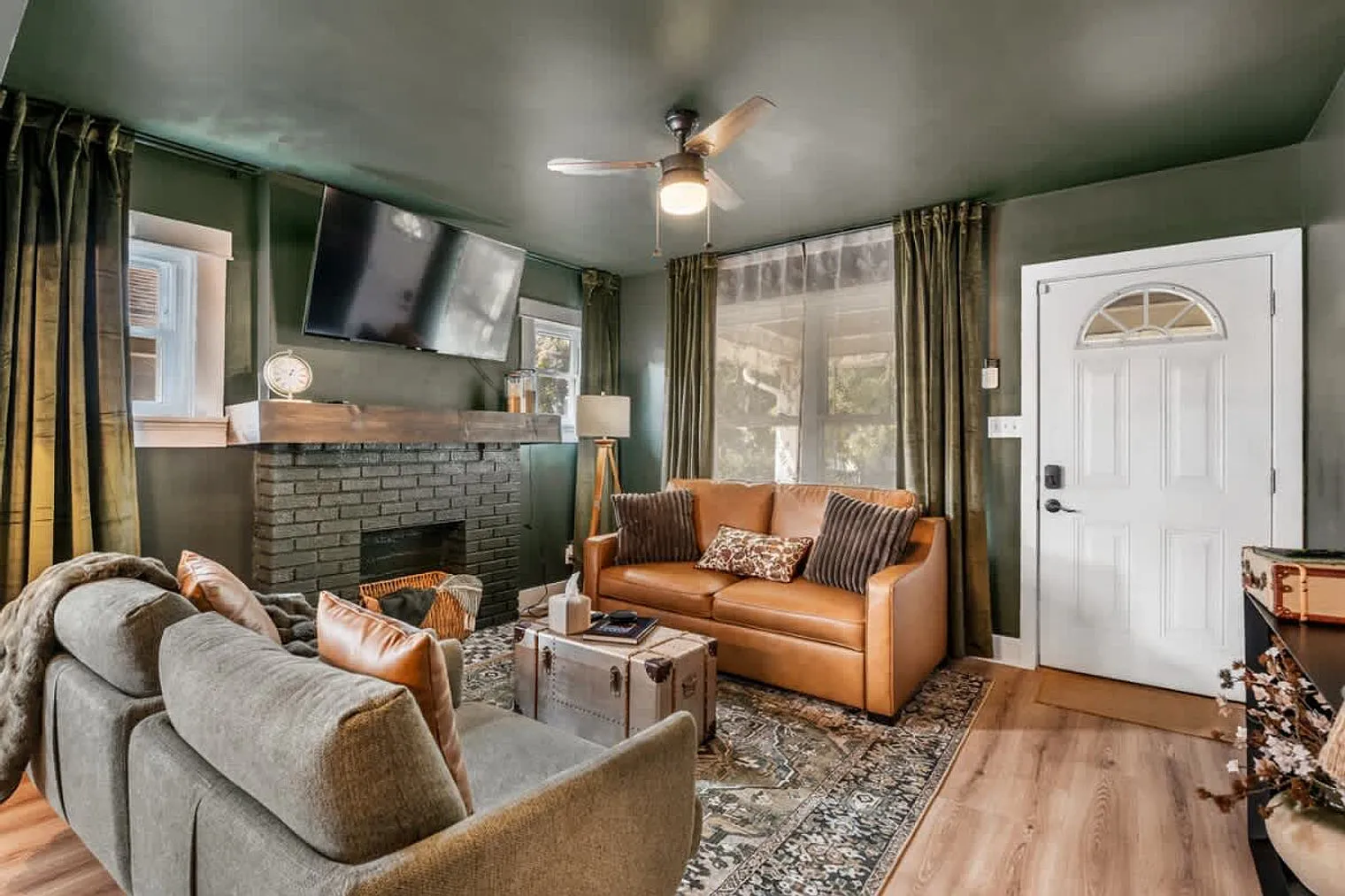 3 bed, 2.0 bath, 861 sqft, $5,979 — Photo 2