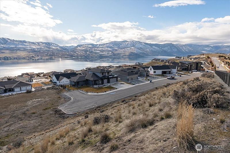 3rd image of 270 Crystal View Drive